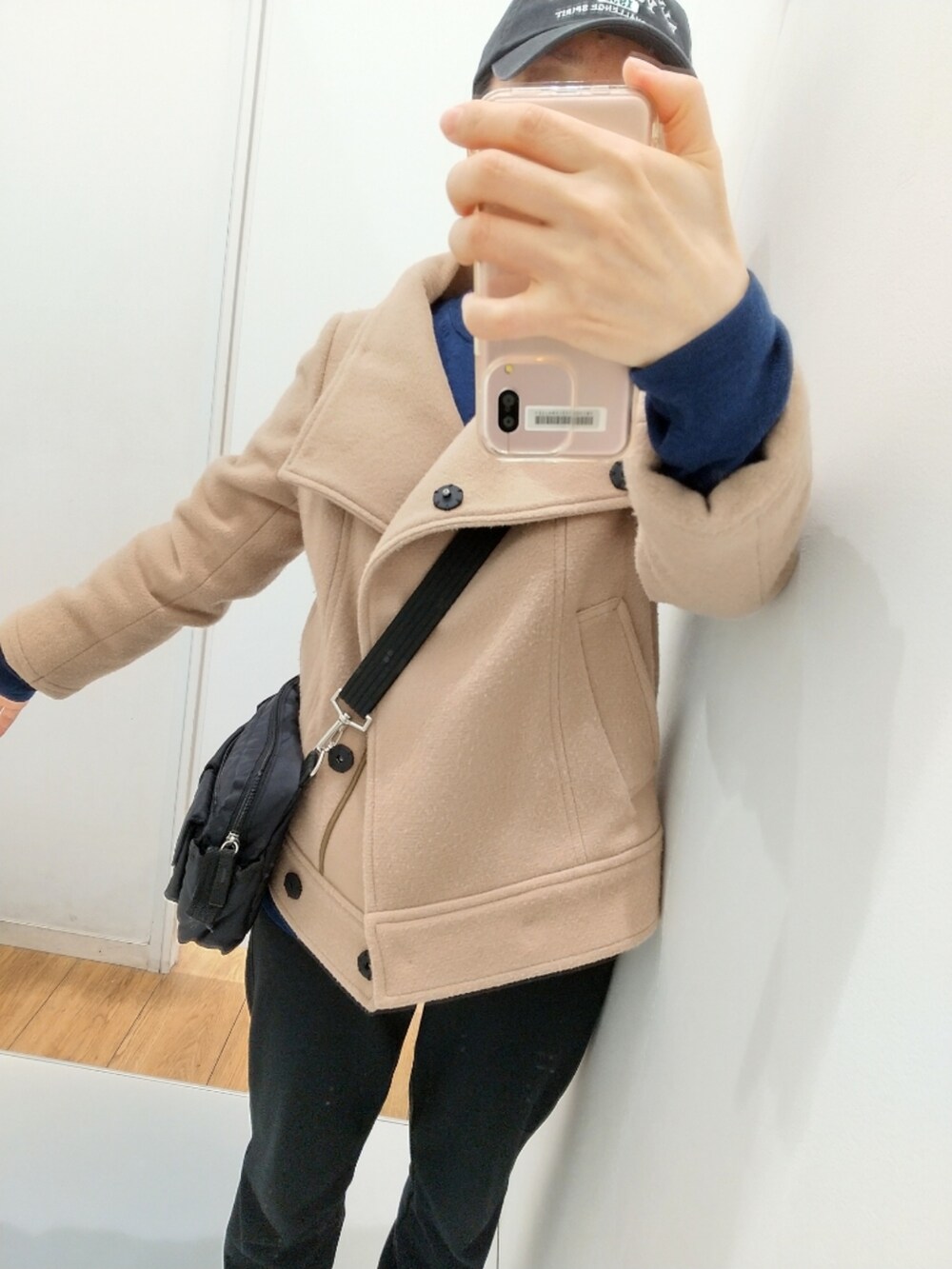 ブラック系のパンツ、ベージュ系のジャケット/アウター、ブラック系のショルダーバッグを着用したレディースの冬コーディネートの2枚目の写真