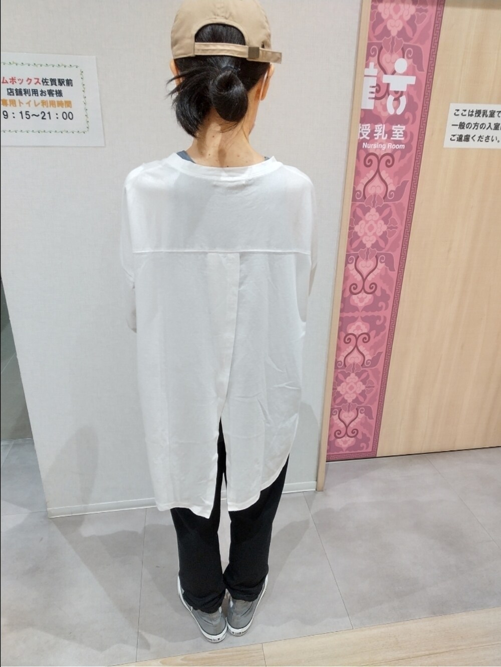 ホワイト系のTシャツ/カットソー、ブルー系のタンクトップ、ブラック系のパンツを着用したレディースの秋コーディネートの3枚目の写真