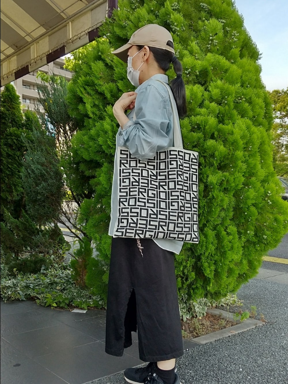 ホワイト系のトートバッグ、ブルー系のシャツ/ブラウス、ブラック系のワンピースを着用したレディースの夏コーディネートの2枚目の写真