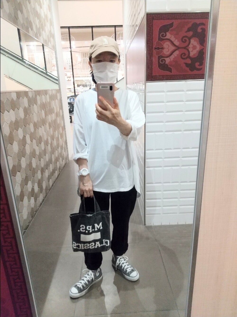 ホワイト系のTシャツ/カットソー、ブルー系のタンクトップ、ブラック系のパンツを着用したレディースの秋コーディネートの4枚目の写真