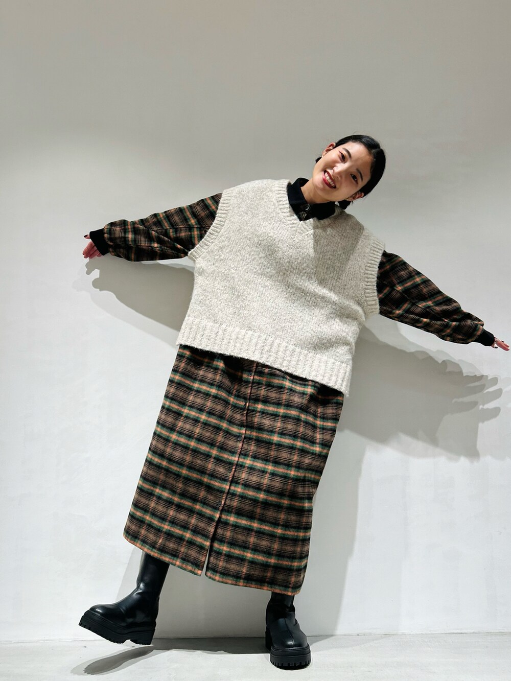 「秋冬、秋冬コーデ、秋服、オトナカワイイ、23AW秋の新作、低身長、シャツワンピース、チェック、トラッド、相互フォロー、ワンピース、低身長コーデ」｜「ONIGIRIのミックスヤーン　べスト（ベスト、ベージュ系）」を使った、は し も とさん（レディース・151cm）の秋コーディネートの2枚目の写真
