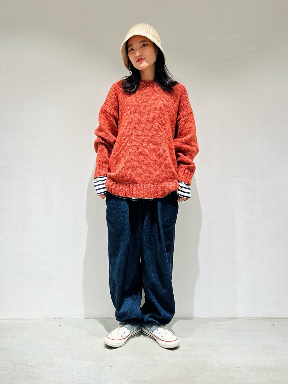 「秋服まるっと大公開、秋服コーデ、大人カジュアル、秋、低身長女子、23AW秋の新作、onigiri、低身長コーデ、ニット、帽子、カジュアルコーデ、デニム、デニムパンツ、デニムコーデ、相互フォロー」｜「ONIGIRIのデニムパンツ（デニムパンツ、ブルー系）」を使った、は し も とさん（レディース・151cm）の秋コーディネートの3枚目の写真
