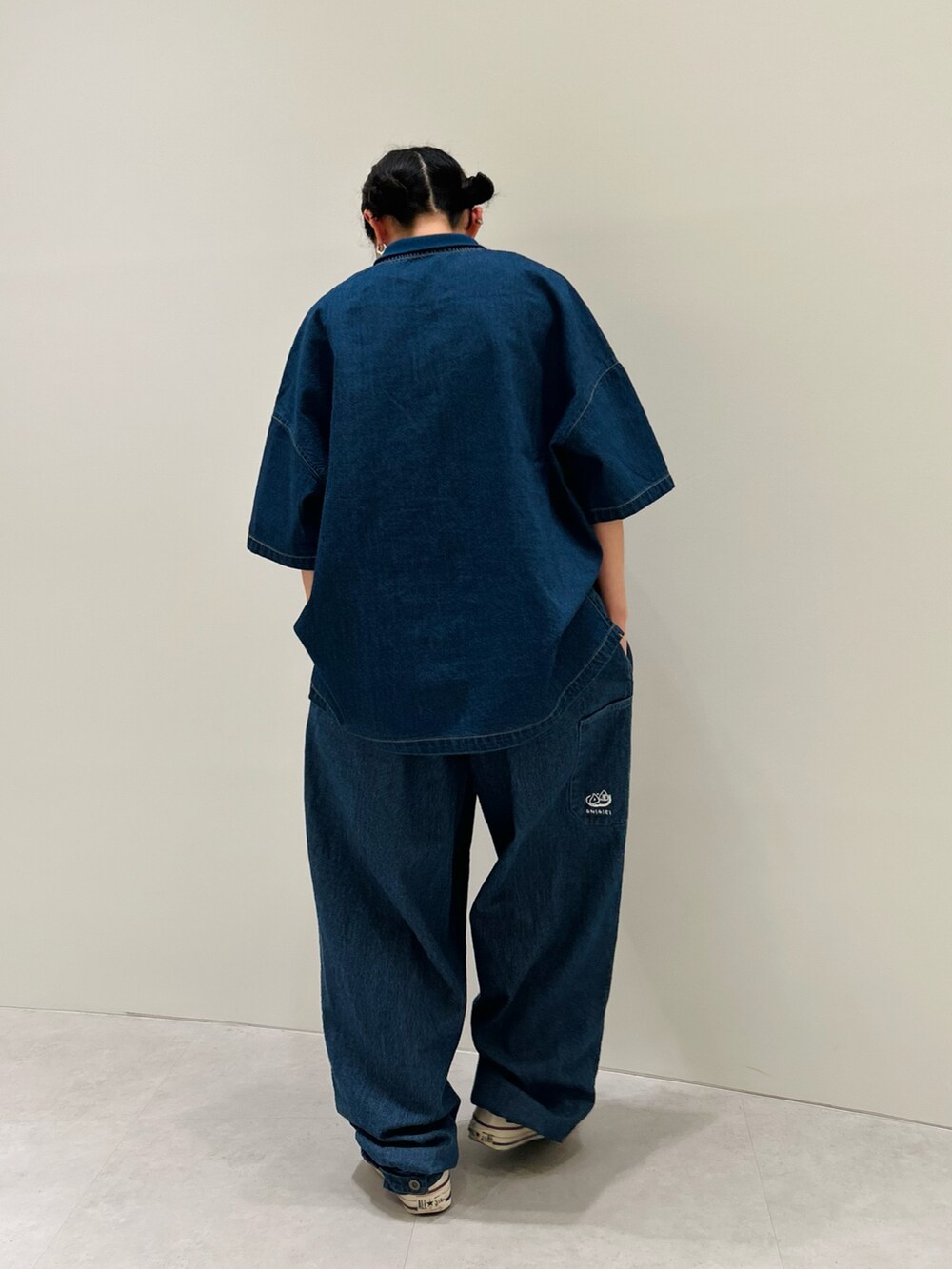 「デニム、デニムパンツ、デニムポロシャツ、低身長コーデ、低身長女子、低身長、onigiri、セットアップ、セットアップスタイル、おしゃれさんと繋がりたい、ワントーンコーデ、ワントーン、夏コーデ、夏、シンプル」｜「ONIGIRIのアイテム（ポロシャツ、ブルー系）」を使った、は し も とさん（レディース・151cm）の夏コーディネートの2枚目の写真