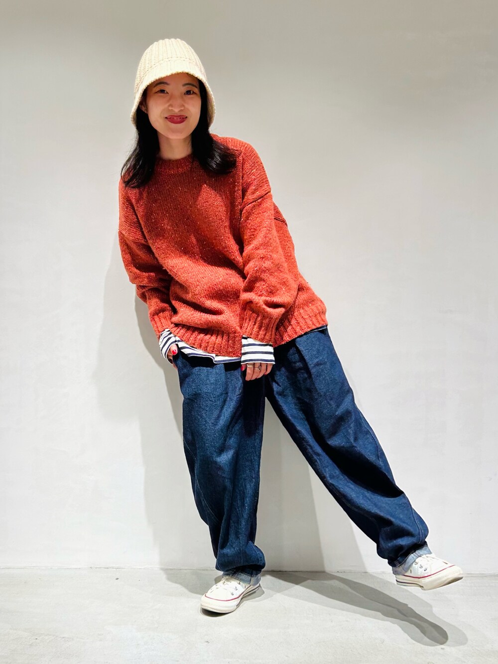 「秋服まるっと大公開、秋服コーデ、大人カジュアル、秋、低身長女子、23AW秋の新作、onigiri、低身長コーデ、ニット、帽子、カジュアルコーデ、デニム、デニムパンツ、デニムコーデ、相互フォロー」｜「ONIGIRIのデニムパンツ（デニムパンツ、ブルー系）」を使った、は し も とさん（レディース・151cm）の秋コーディネートの2枚目の写真