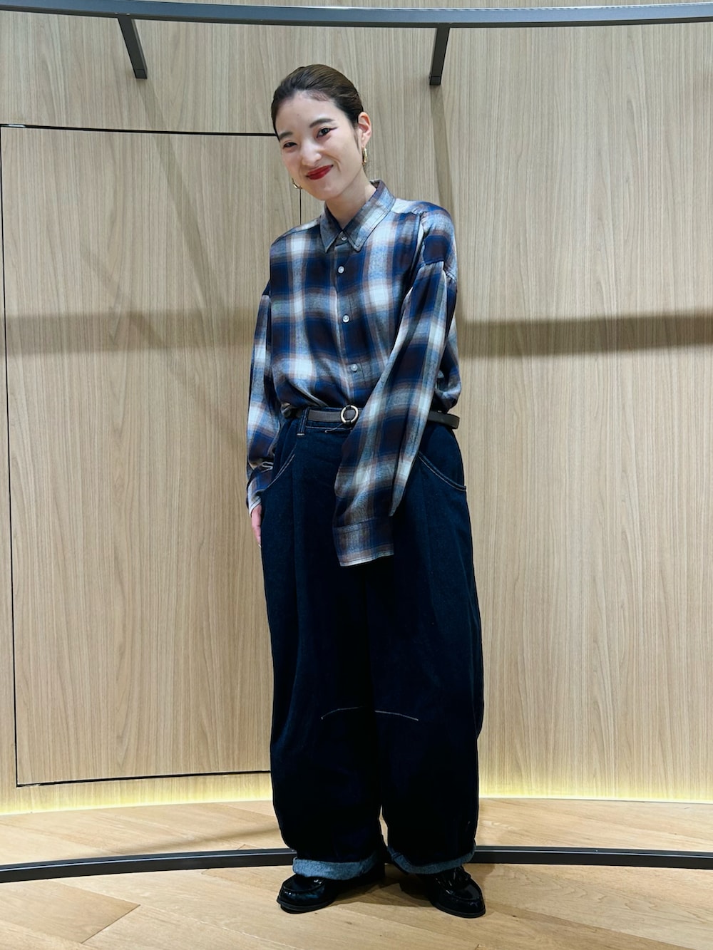 「春コーデ、春、チェックシャツ、チェック、デニム、デニムパンツ」｜「Purple&Yellowのオンブレーチェックシャツ（シャツ/ブラウス、ブラウン系）」を使った、は し も とさん（レディース・151cm）の春コーディネートの2枚目の写真
