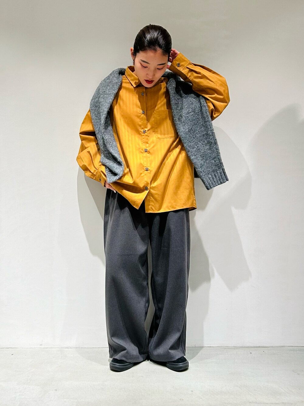 「最近のいい感じコーデ、冬、秋、ハンサム、ハンサムコーデ、パンツスタイル、シャツスタイル、低身長、低身長コーデ、低身長女子、onigiri」｜「ONIGIRIのへアリーニットプルオーバー（ニット/セーター、グレー系）」を使った、は し も とさん（レディース・151cm）の冬コーディネートの2枚目の写真