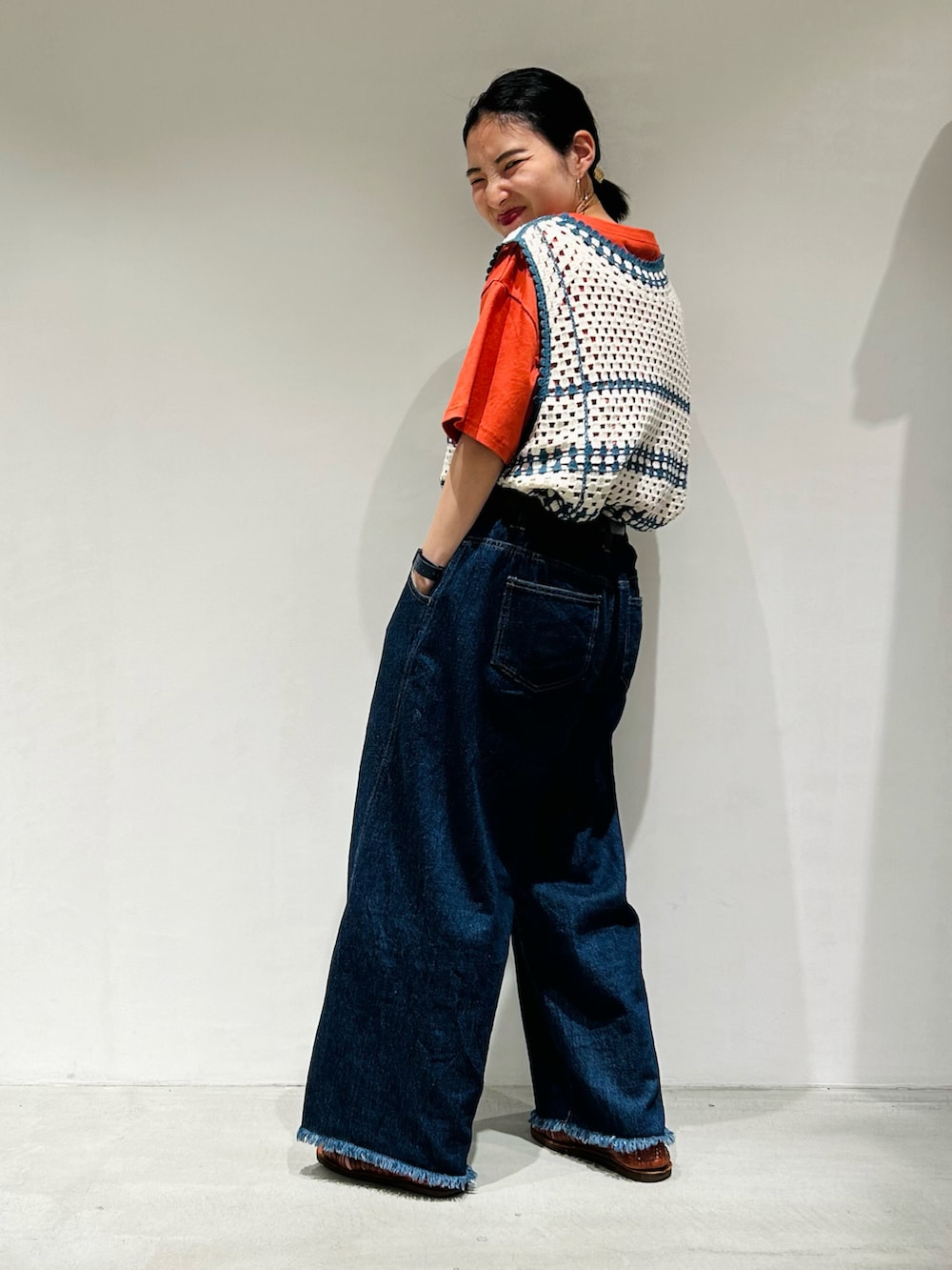 「お出かけコーデ、夏、夏コーデ、低身長、低身長コーデ、ベスト、デニム、デニムパンツ、トリッキー」｜「ONIGIRIの前後2WAY  カギ針風ベスト（ベスト、ブルー系）」を使った、は し も とさん（レディース・151cm）の夏コーディネートの2枚目の写真
