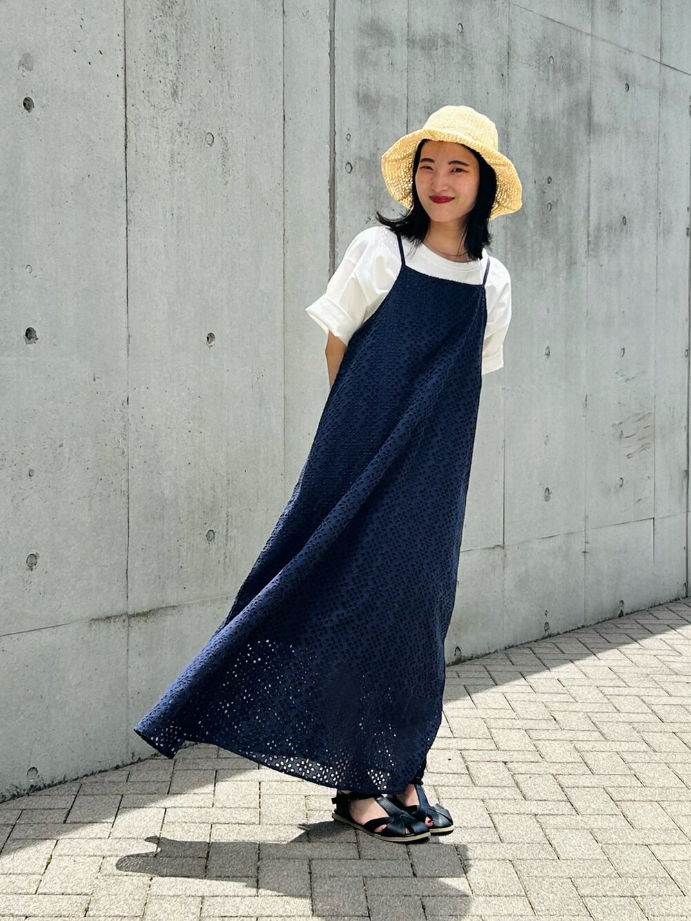 「初夏コーデ、休日コーデ、おしゃれさんと繋がりたい、低身長コーデ、大人ファッション、半袖シャツ、キャミワンピ、キャミワンピース、キャミワンピコーデ」｜「ONIGIRIのこま編み　ハット（ハット、ベージュ系）」を使った、は し も とさん（レディース・151cm）の夏コーディネートの3枚目の写真