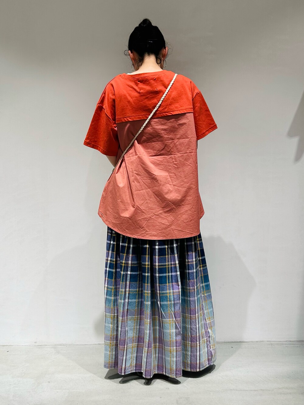 「夏コーデ、夏、オレンジ、スカート、グラデーション、チェック、サコッシュ、低身長、低身長コーデ、低身長女子」｜「ONIGIRIのアイテム（Tシャツ/カットソー、オレンジ系）」を使った、は し も とさん（レディース・151cm）の夏コーディネートの3枚目の写真