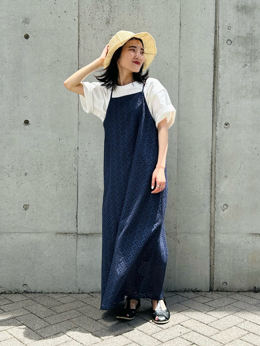 「初夏コーデ、休日コーデ、おしゃれさんと繋がりたい、低身長コーデ、大人ファッション、半袖シャツ、キャミワンピ、キャミワンピース、キャミワンピコーデ」｜「ONIGIRIのこま編み　ハット（ハット、ベージュ系）」を使った、は し も とさん（レディース・151cm）の夏コーディネートの2枚目の写真