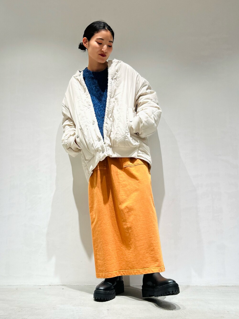 「ファッションを楽しもう、お出かけコーデ、大人カジュアル、低身長コーデ、スカートスタイル、スカート、ブルゾン、ニット、ニットブルゾン、冬コーデ、冬、リバーシブル」｜「ONIGIRIの【リバーシブル】中綿キルトボアブルゾン（ブルゾン、ホワイト系）」を使った、は し も とさん（レディース・151cm）の秋コーディネートの3枚目の写真