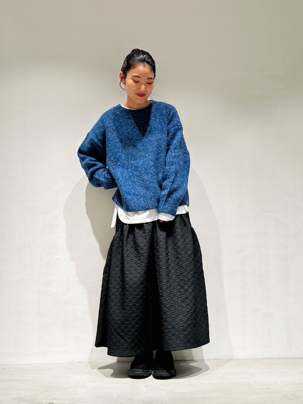 「秋服まるっと大公開、秋服、おでかけコーデ、秋コーデ、大人かわいい、ニットコーデ、低身長、低身長コーデ、スカート、スカートコーデ、キレイめカジュアル、ブーツコーデ、黒、ブルー」｜「ONIGIRIのアイテム（ニット/セーター、ブルー系）」を使った、は し も とさん（レディース・151cm）の秋コーディネートの3枚目の写真