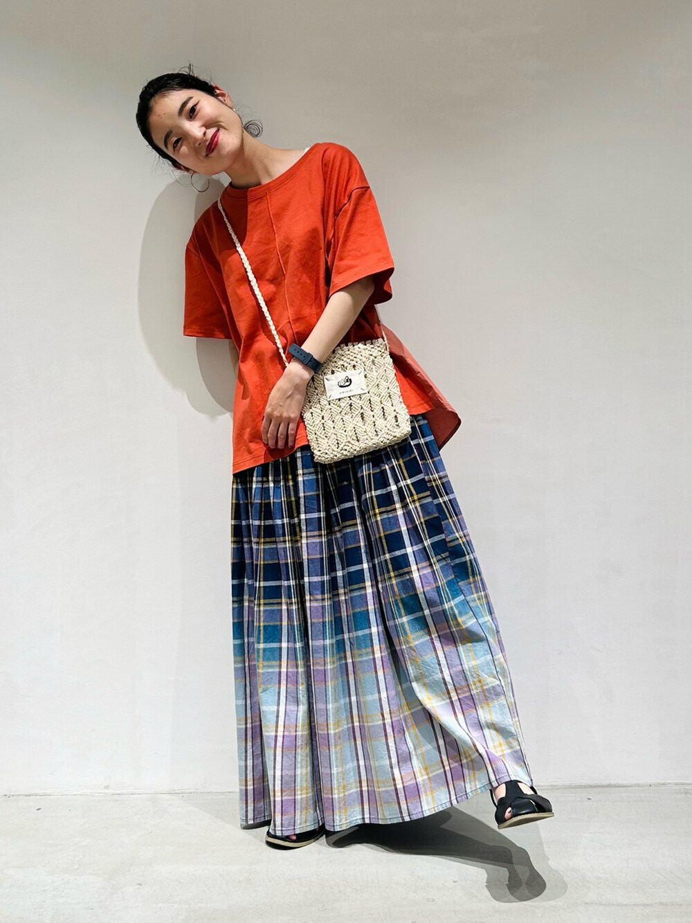 「夏コーデ、夏、オレンジ、スカート、グラデーション、チェック、サコッシュ、低身長、低身長コーデ、低身長女子」｜「ONIGIRIのアイテム（Tシャツ/カットソー、オレンジ系）」を使った、は し も とさん（レディース・151cm）の夏コーディネートの2枚目の写真