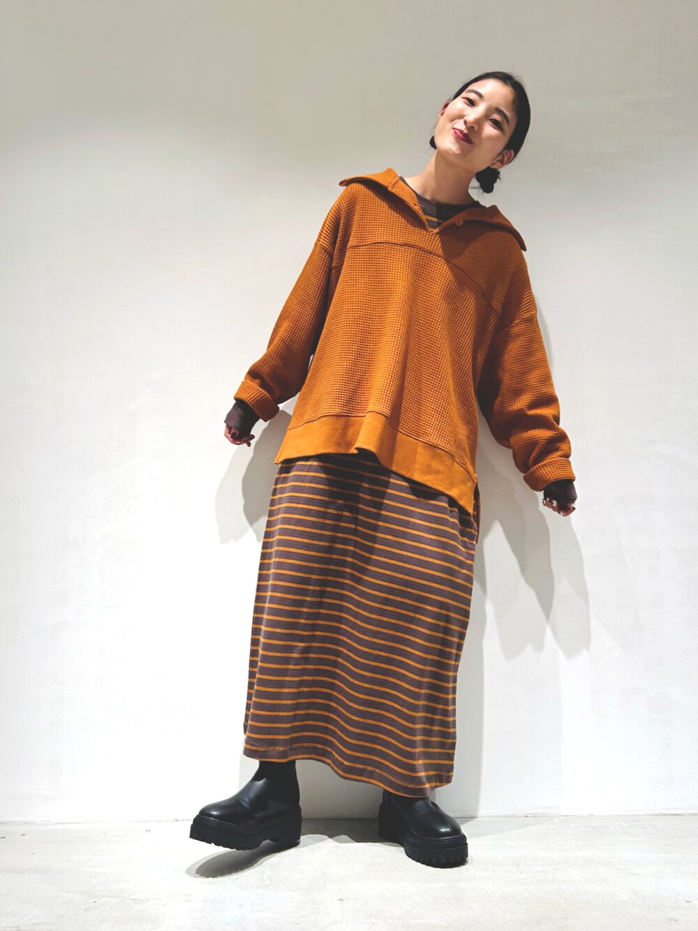 「秋冬コーデ、レイヤードスタイル、秋服、楽チンコーデ、オトナカワイイ、低身長女子、お洒落さんとつながりたい、ワンピーススタイル、オレンジ、ボーダー、ボーダーワンピース、低身長コーデ」｜「ONIGIRIのボーダースウェット　ロングワンピース（ワンピース、ベージュ系）」を使った、は し も とさん（レディース・151cm）の秋コーディネートの4枚目の写真