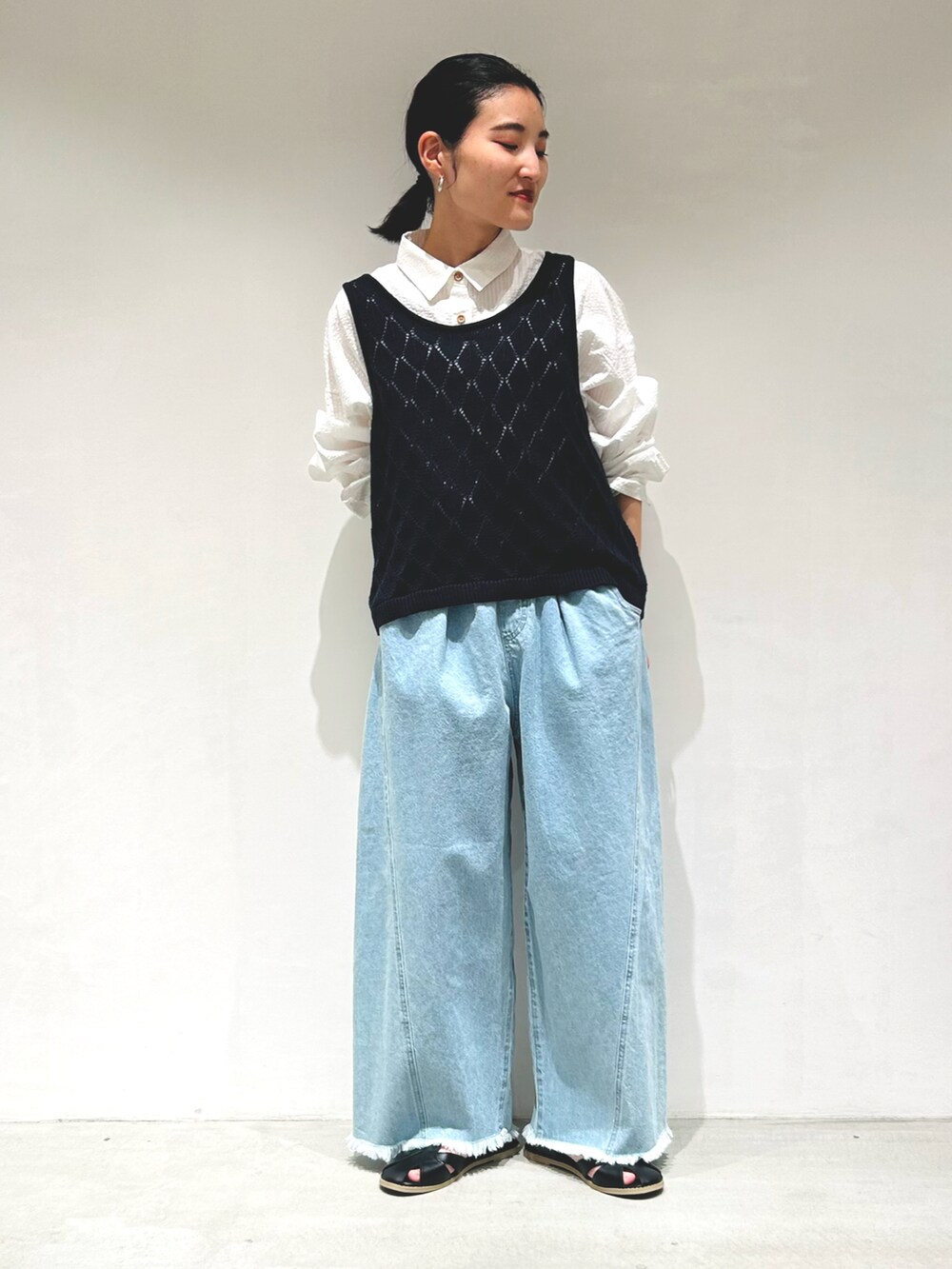 「春、おでかけコーデ、パンツスタイル、春服コーデ、大人カジュアルコーデ、カジュアルスタイル、サンダル、デニム、デニムパンツ、ベスト、ベスト×シャツ」｜「ONIGIRIのサッカービッグシャツ（シャツ/ブラウス、ホワイト系）」を使った、は し も とさん（レディース・151cm）の春コーディネートの2枚目の写真