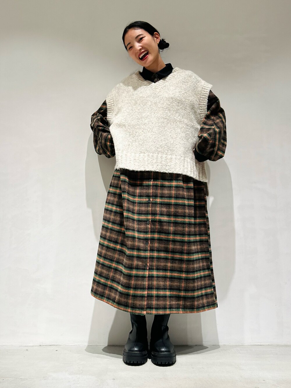 「秋冬、秋冬コーデ、秋服、オトナカワイイ、23AW秋の新作、低身長、シャツワンピース、チェック、トラッド、相互フォロー、ワンピース、低身長コーデ」｜「ONIGIRIのミックスヤーン　べスト（ベスト、ベージュ系）」を使った、は し も とさん（レディース・151cm）の秋コーディネートの3枚目の写真