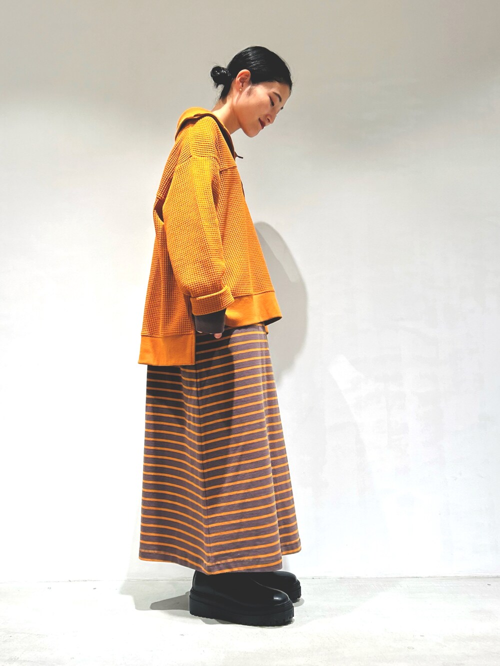「秋冬コーデ、レイヤードスタイル、秋服、楽チンコーデ、オトナカワイイ、低身長女子、お洒落さんとつながりたい、ワンピーススタイル、オレンジ、ボーダー、ボーダーワンピース、低身長コーデ」｜「ONIGIRIのボーダースウェット　ロングワンピース（ワンピース、ベージュ系）」を使った、は し も とさん（レディース・151cm）の秋コーディネートの3枚目の写真
