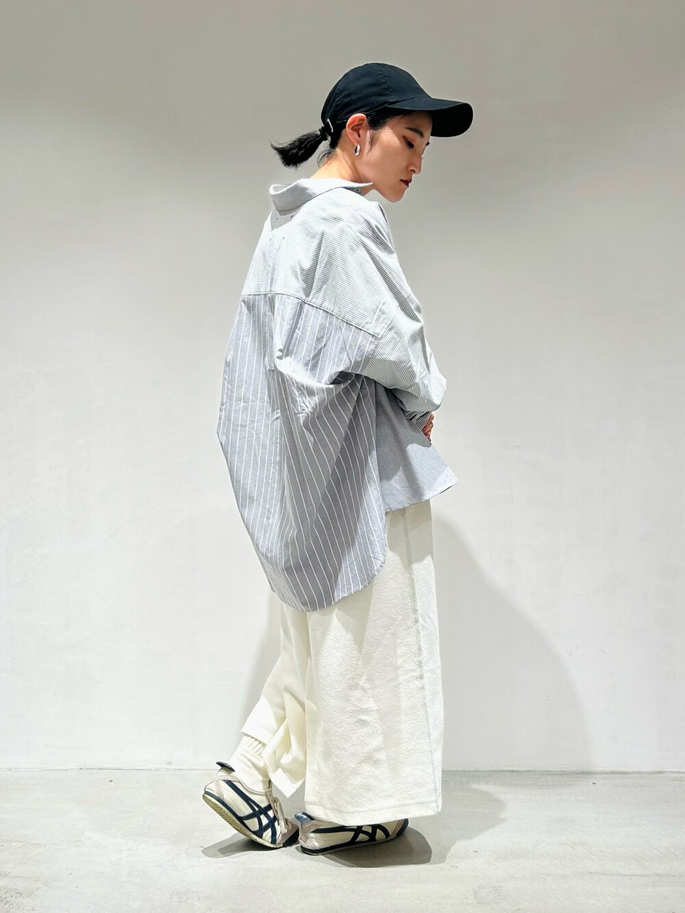 「春服、スニーカー女子、春、低身長女子、スポーティ、シャツ、ワンピース、ストライプシャツ、春コーデ」｜「ONIGIRIのキャップ（キャップ、ブラック系）」を使った、は し も とさん（レディース・151cm）の春コーディネートの2枚目の写真