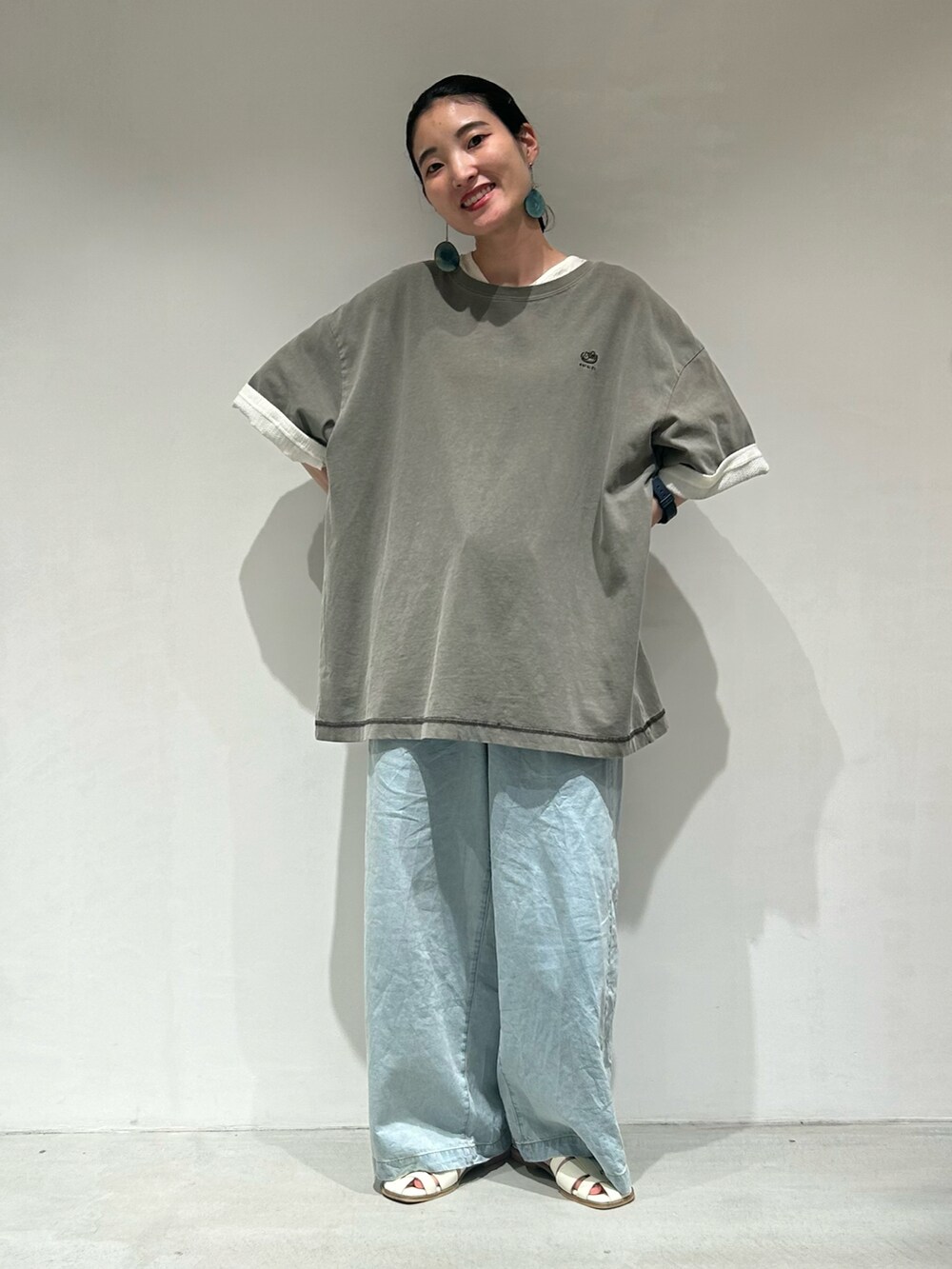 「休日スタイル、Tシャツ×デニム、夏、夏コーデ、デニムパンツ、サンダル、低身長、低身長コーデ、低身長女子、onigiri」|「ONIGIRIの【 速乾 】綿100% ピグメントTシャツ(Tシャツ/カットソー、グレー系)」を使った、は し も とさん(レディース・151cm)の夏コーディネートの2枚目の写真