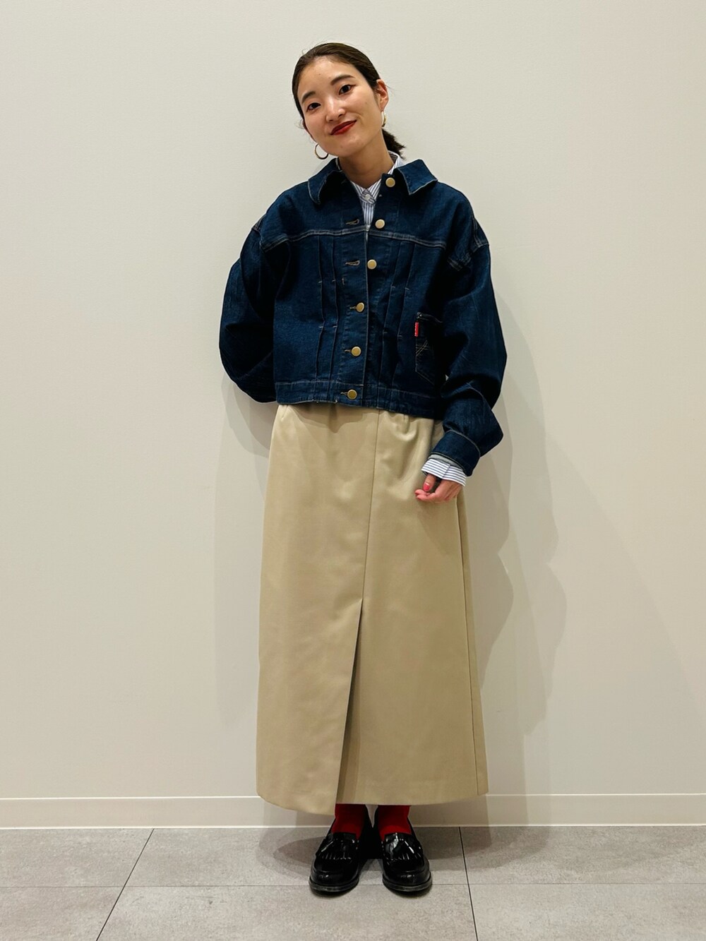 「低身長、春、春コーデ、デニム、デニムジャケット、スカート、スカートコーデ、ストライプ、ストライプシャツ」｜「ONIGIRIのストレッチデニムＧジャン（デニムジャケット、ブルー系）」を使った、は し も とさん（レディース・151cm）の春コーディネートの2枚目の写真