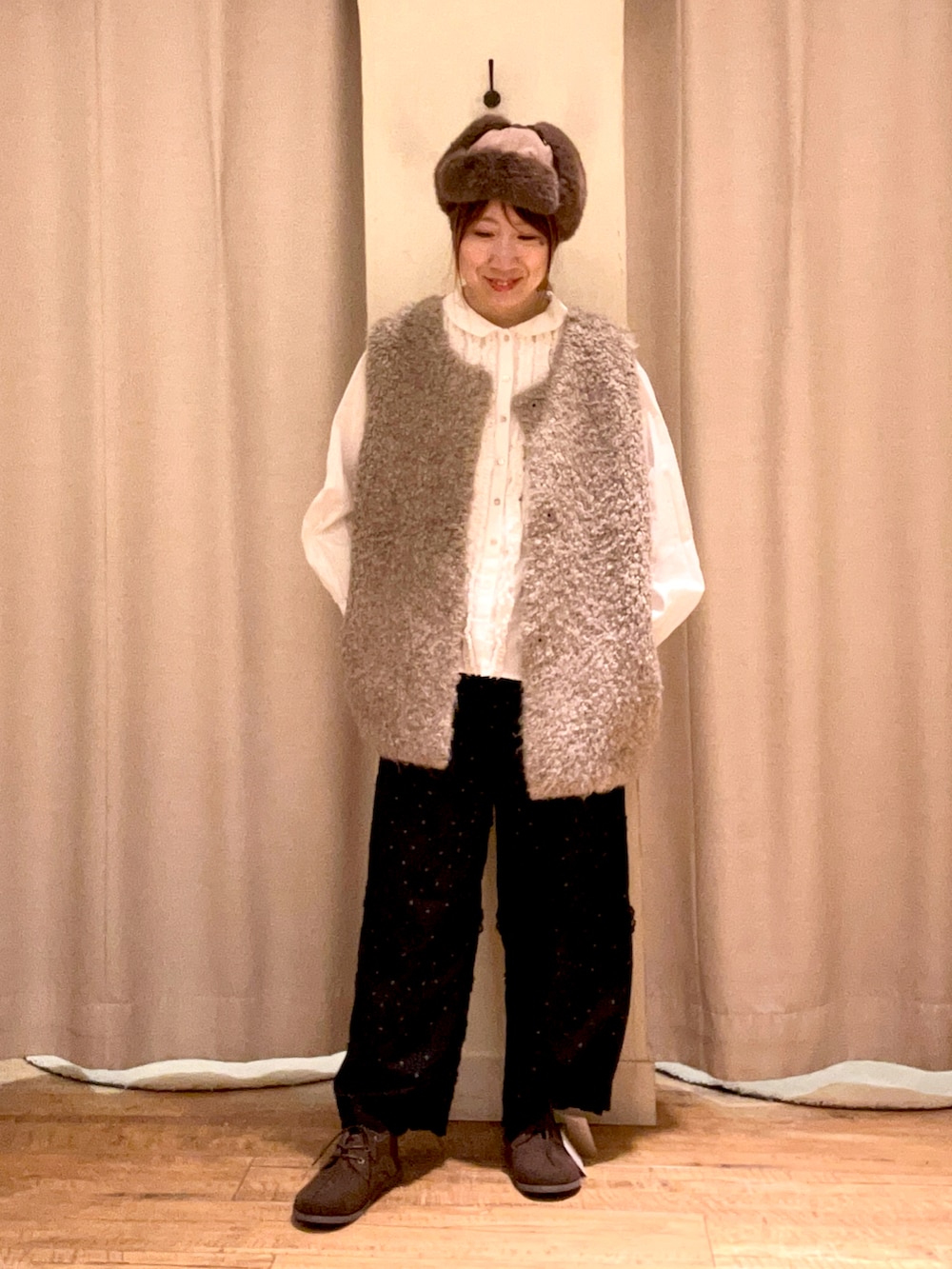 ブラウン系のシャツ/ブラウス、ベージュ系のベスト、ベージュ系のその他パンツを着用したレディースの秋コーディネートの2枚目の写真