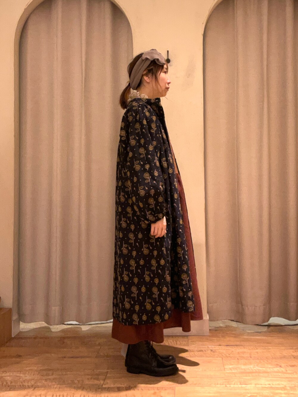 ブラウン系のワンピース、グリーン系のシャツ/ブラウス、ブラック系のその他アウターを着用したレディースの秋コーディネートの2枚目の写真