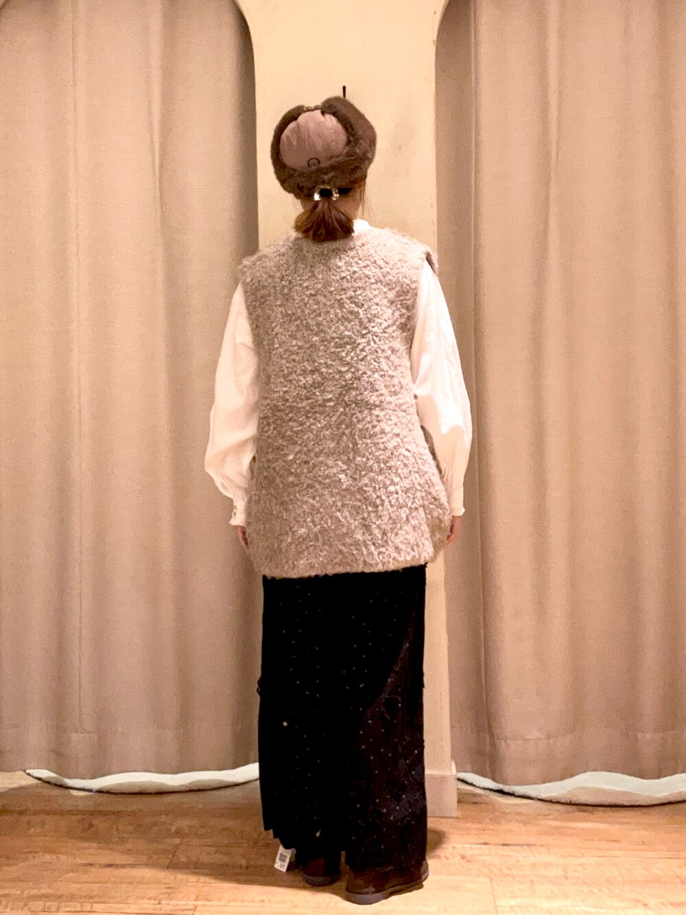 ブラウン系のシャツ/ブラウス、ベージュ系のベスト、ベージュ系のその他パンツを着用したレディースの秋コーディネートの4枚目の写真