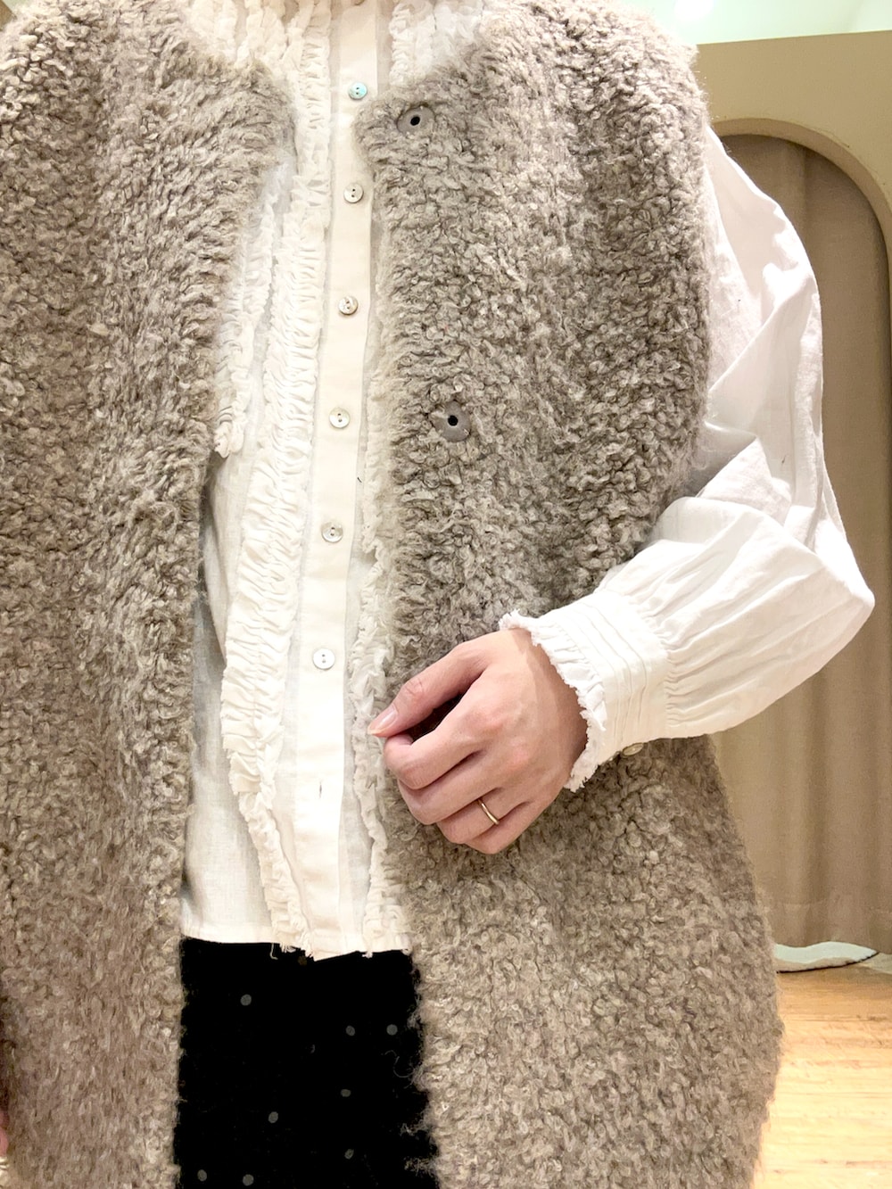 ブラウン系のシャツ/ブラウス、ベージュ系のベスト、ベージュ系のその他パンツを着用したレディースの秋コーディネートの5枚目の写真