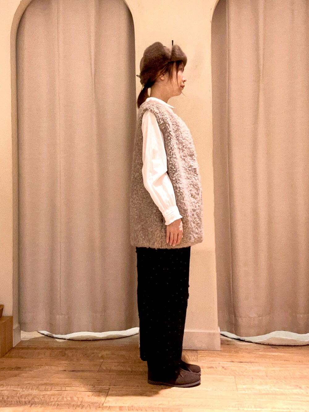 ブラウン系のシャツ/ブラウス、ベージュ系のベスト、ベージュ系のその他パンツを着用したレディースの秋コーディネートの3枚目の写真