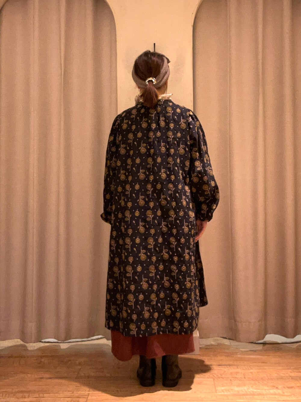 ブラウン系のワンピース、グリーン系のシャツ/ブラウス、ブラック系のその他アウターを着用したレディースの秋コーディネートの3枚目の写真