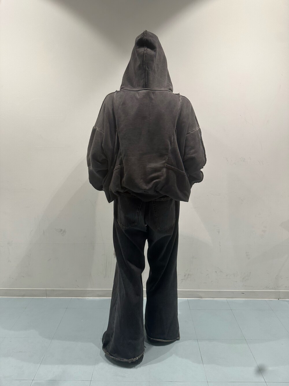 グレー系のパーカー、グレー系のパーカーを着用したメンズの冬コーディネートの2枚目の写真