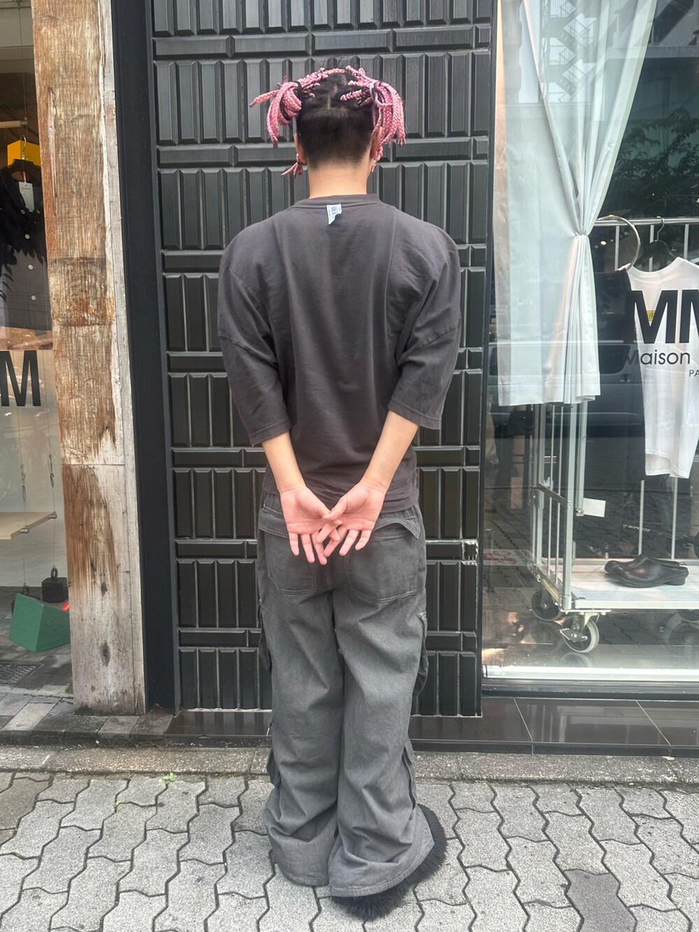 ブラック系のカーゴパンツを着用したメンズの夏コーディネートの2枚目の写真