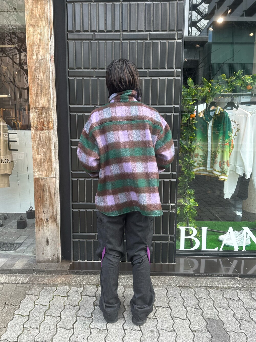 グリーン系のシャツ/ブラウス、グリーン系のシャツ/ブラウスを着用したメンズの冬コーディネートの2枚目の写真