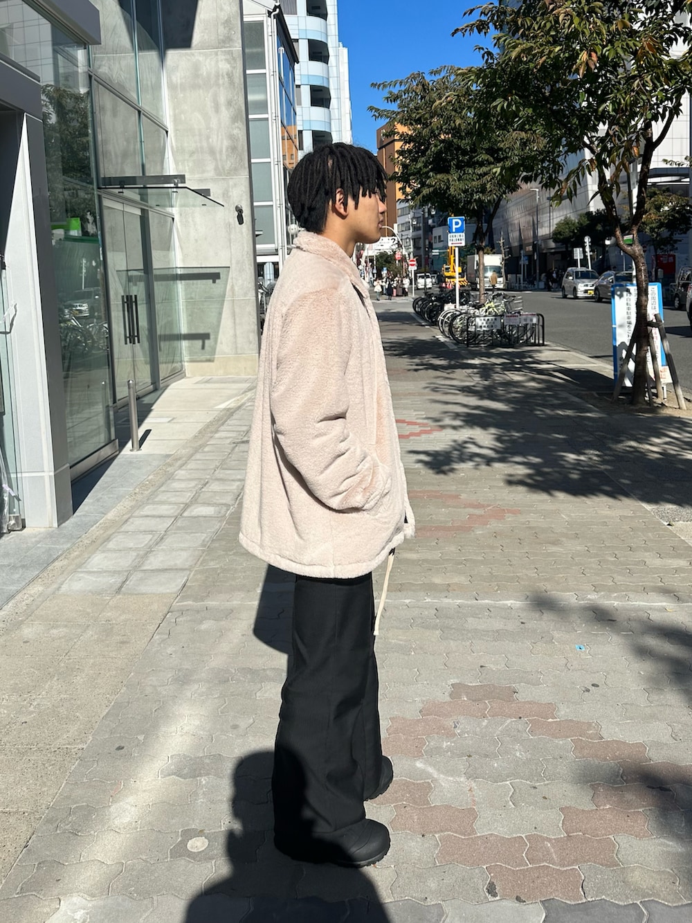 「Danke schon、大人コーデ、ootd、フレアパンツ、カジュアルコーデ、メンズファッション、冬のコーデ、おしゃれさんと繋がりたい、フレアスラックス」｜「DANKE SCHONのDankeSchon/ダンケシェーン/PREMIUM ECO FUR COACH JACKET/エコファーコーチジャケット（その他アウター、ベージュ系）」を使った、たいがさん（メンズ・175cm）の冬コーディネートの2枚目の写真