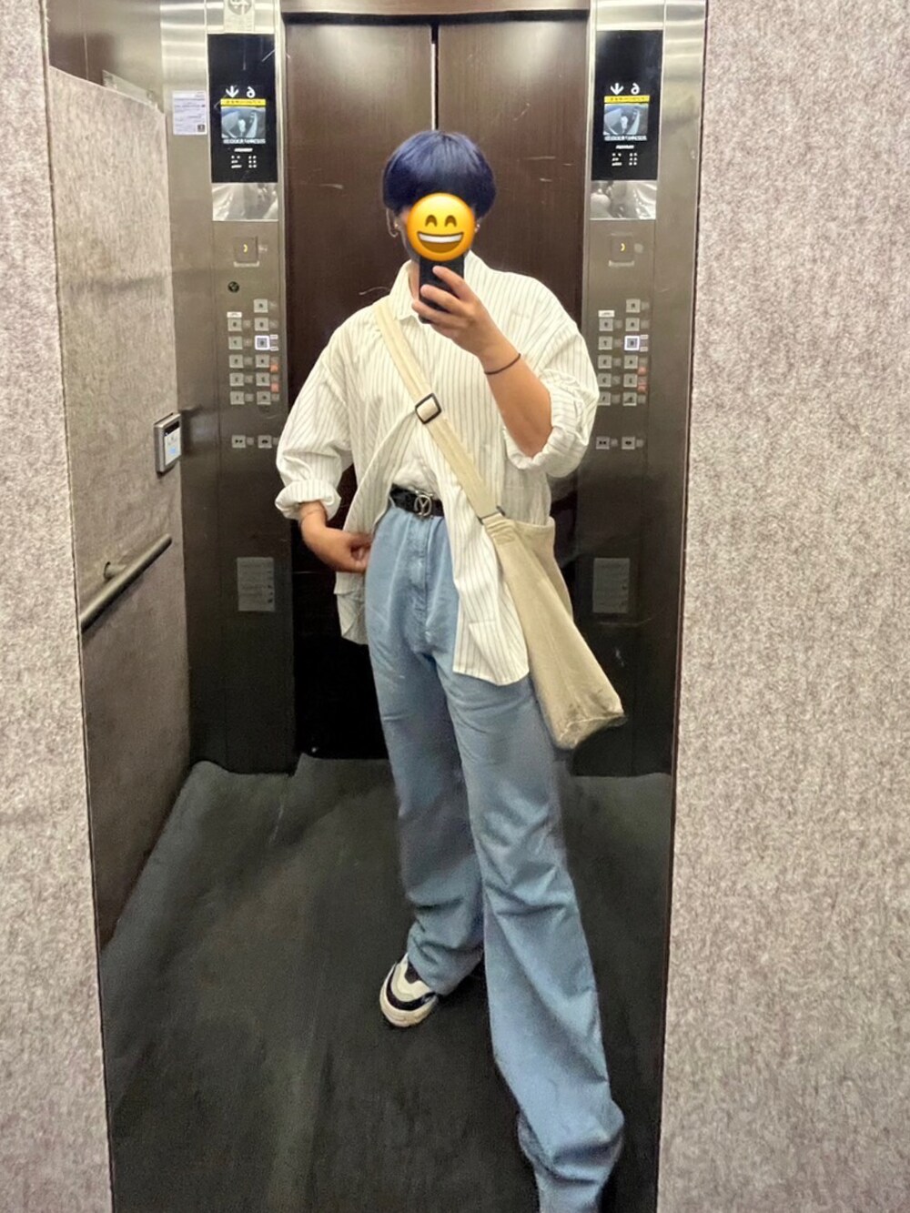 ブルー系のスラックス、ホワイト系のシャツ/ブラウス、ベージュ系のバッグを着用したメンズの夏コーディネートの2枚目の写真