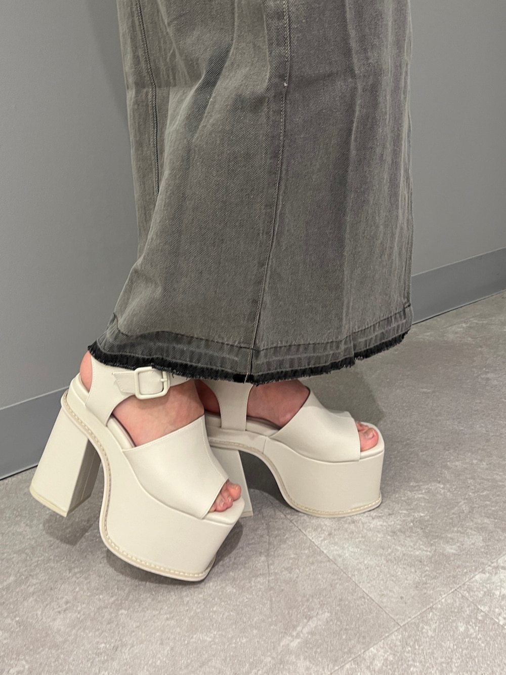 ホワイト系のサンダル、グレー系のシャツ/ブラウス、グレー系のスカートを着用したレディースの春コーディネートの7枚目の写真