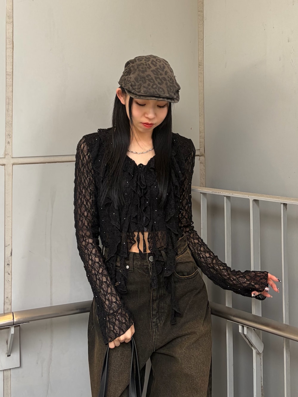 ブラック系のTシャツ/カットソー、ブラック系のキャミソール、ブラック系のデニムパンツを着用したレディースの春コーディネートの3枚目の写真