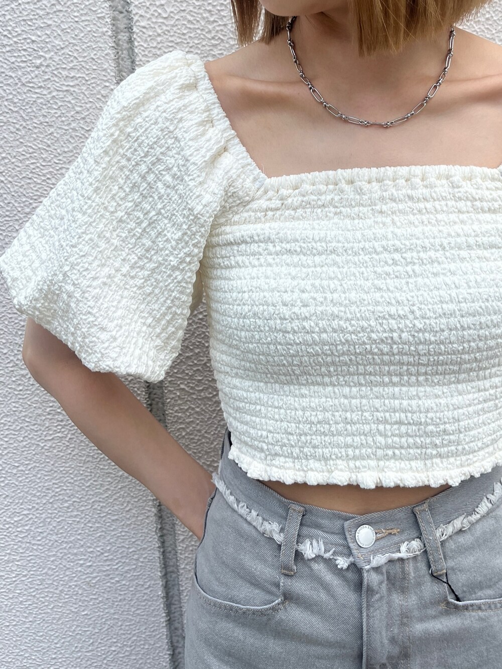 ホワイト系のTシャツ/カットソー、グレー系のデニムパンツ、ブラック系のサンダルを着用したレディースの夏コーディネートの5枚目の写真