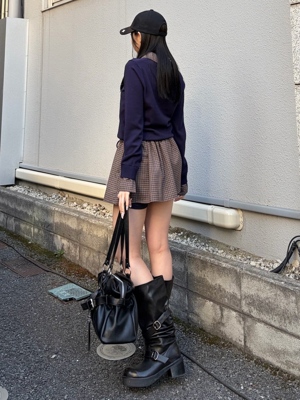 ブルー系のシャツ/ブラウス、ブラック系のブーツ、ブラック系のトートバッグを着用したレディースの冬コーディネートの2枚目の写真