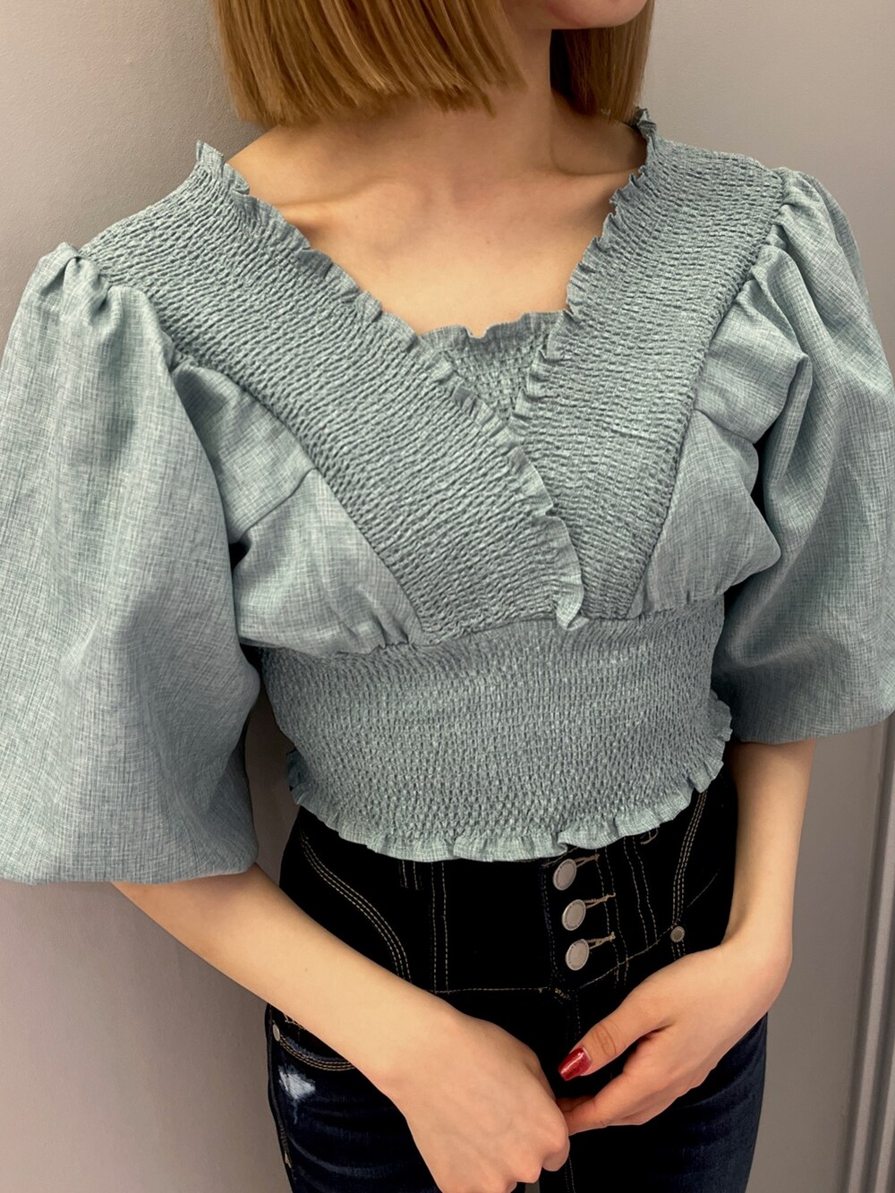 ブルー系のTシャツ/カットソー、ブルー系のデニムパンツ、ブラック系のサンダルを着用したレディースの春コーディネートの4枚目の写真