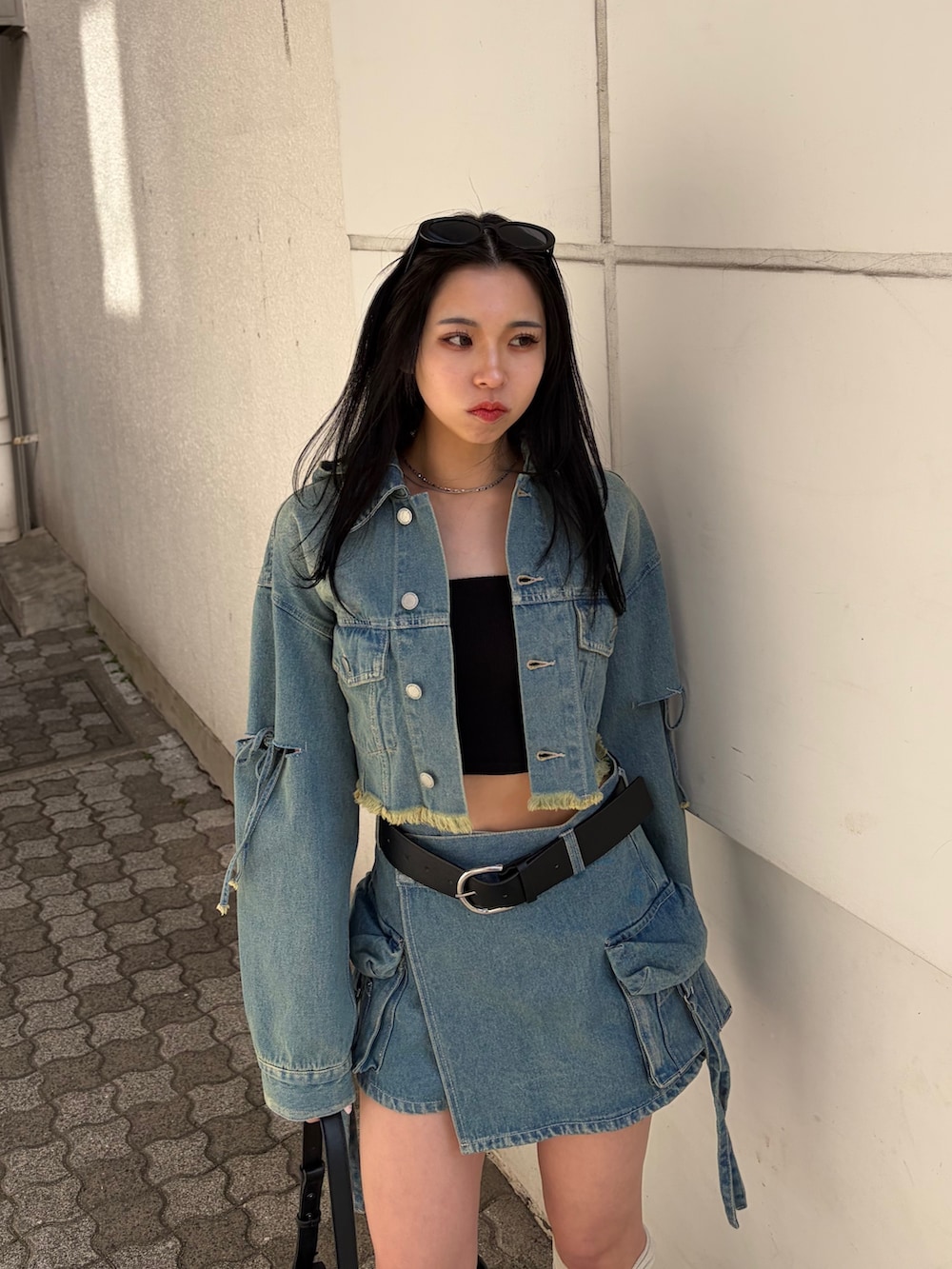 ブルー系のその他パンツ、ブラック系のブーツ、ブラック系のキャミソールを着用したレディースの冬コーディネートの4枚目の写真