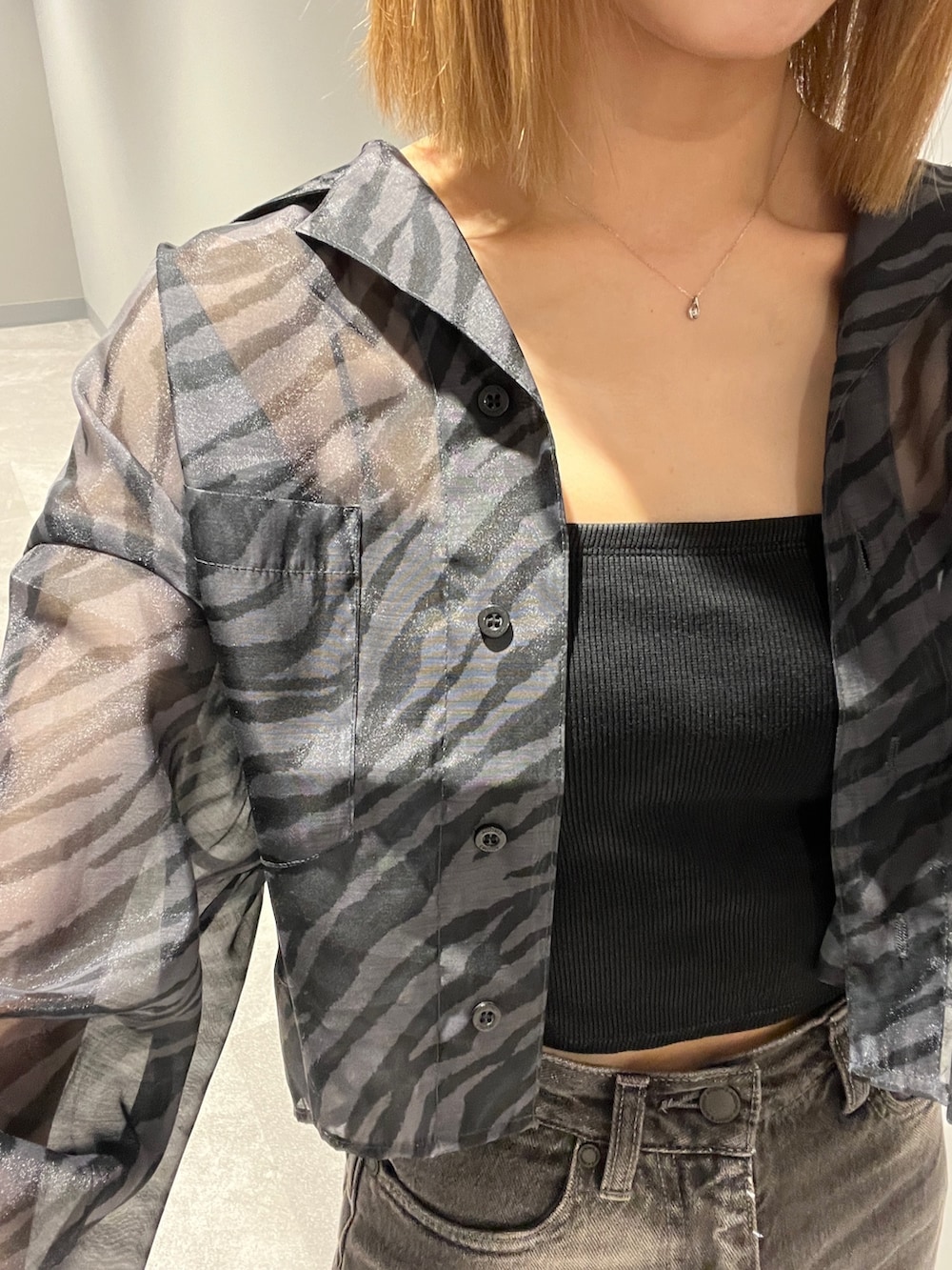 その他のシャツ/ブラウス、ブラック系のキャミソール、ホワイト系のショルダーバッグを着用したレディースの春コーディネートの4枚目の写真