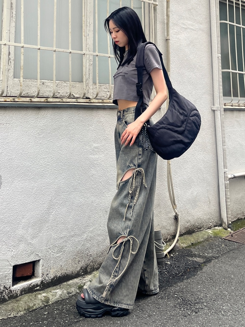 グレー系のTシャツ/カットソー、ブラック系のサンダル、ブルー系のデニムパンツを着用したレディースの夏コーディネートの2枚目の写真