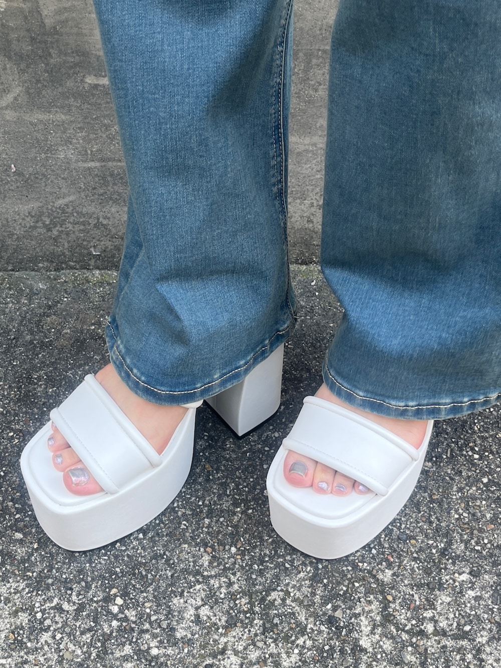 ホワイト系のTシャツ/カットソー、ブルー系のデニムパンツ、シルバー系のハンドバッグを着用したレディースの夏コーディネートの9枚目の写真