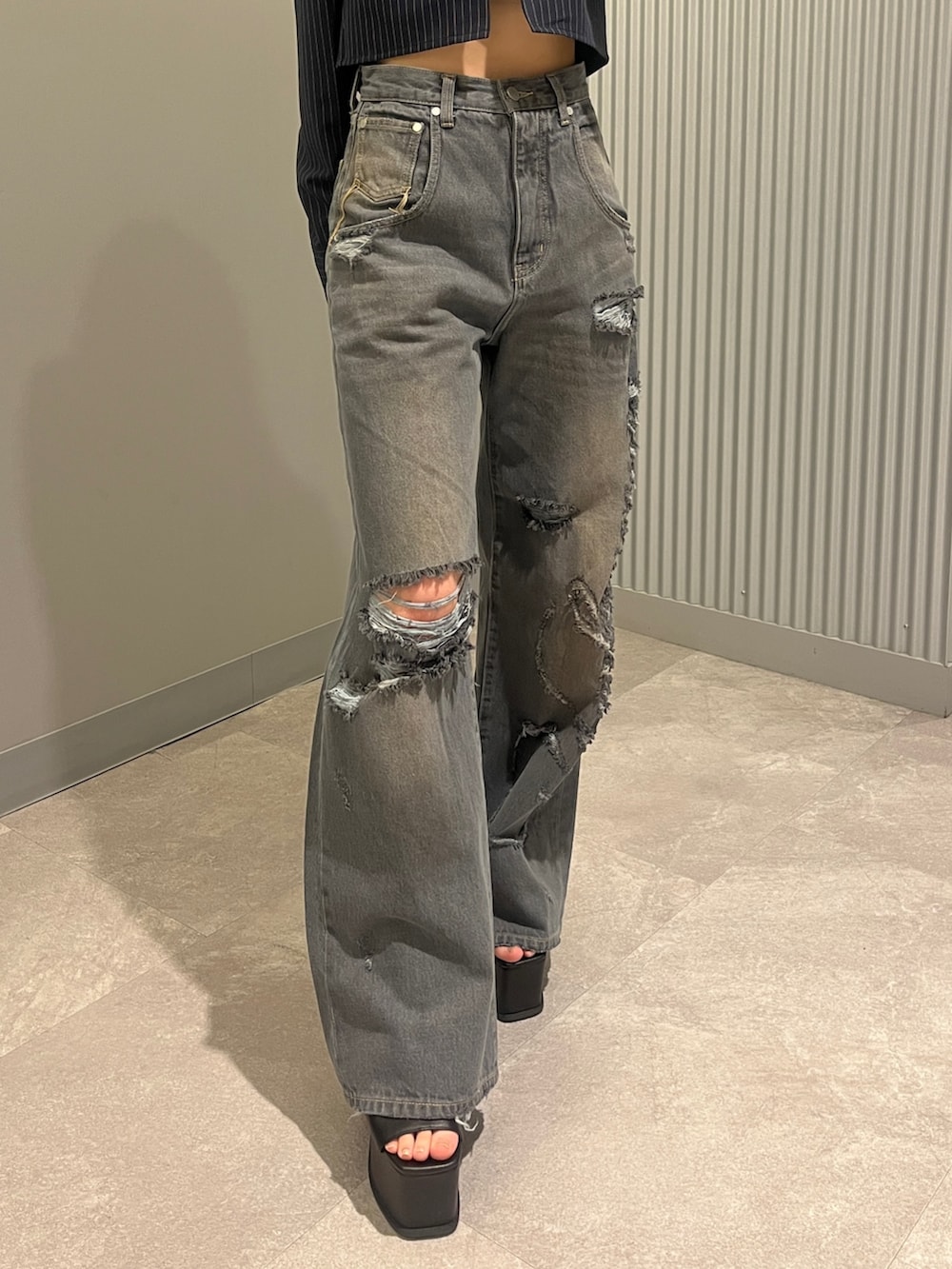 ブルー系のシャツ/ブラウス、ブラック系のハンドバッグ、ホワイト系のスカートを着用したレディースの春コーディネートの6枚目の写真