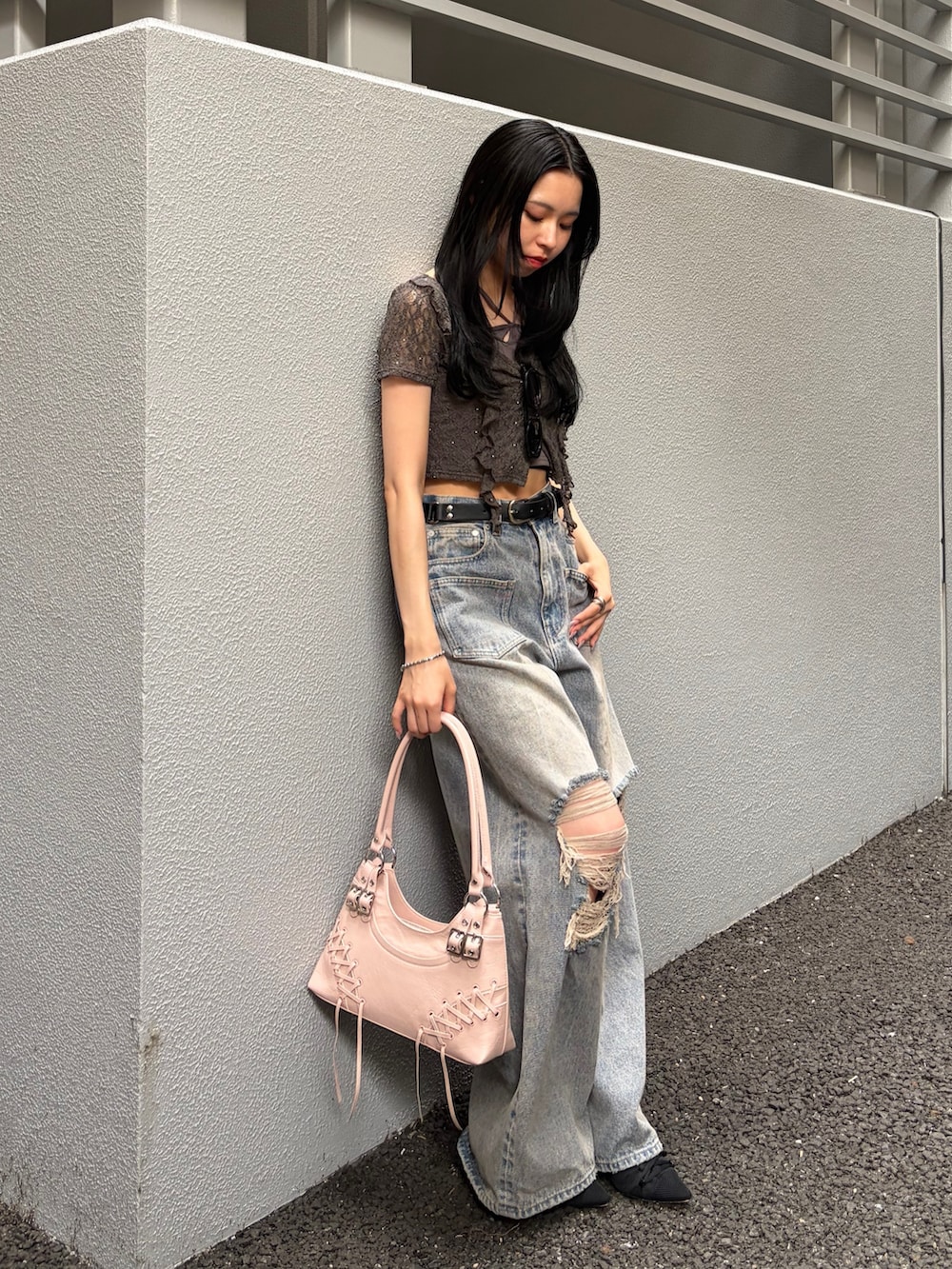 ピンク系のショルダーバッグ、ブルー系のデニムパンツ、グレー系のTシャツ/カットソーを着用したレディースの夏コーディネートの2枚目の写真