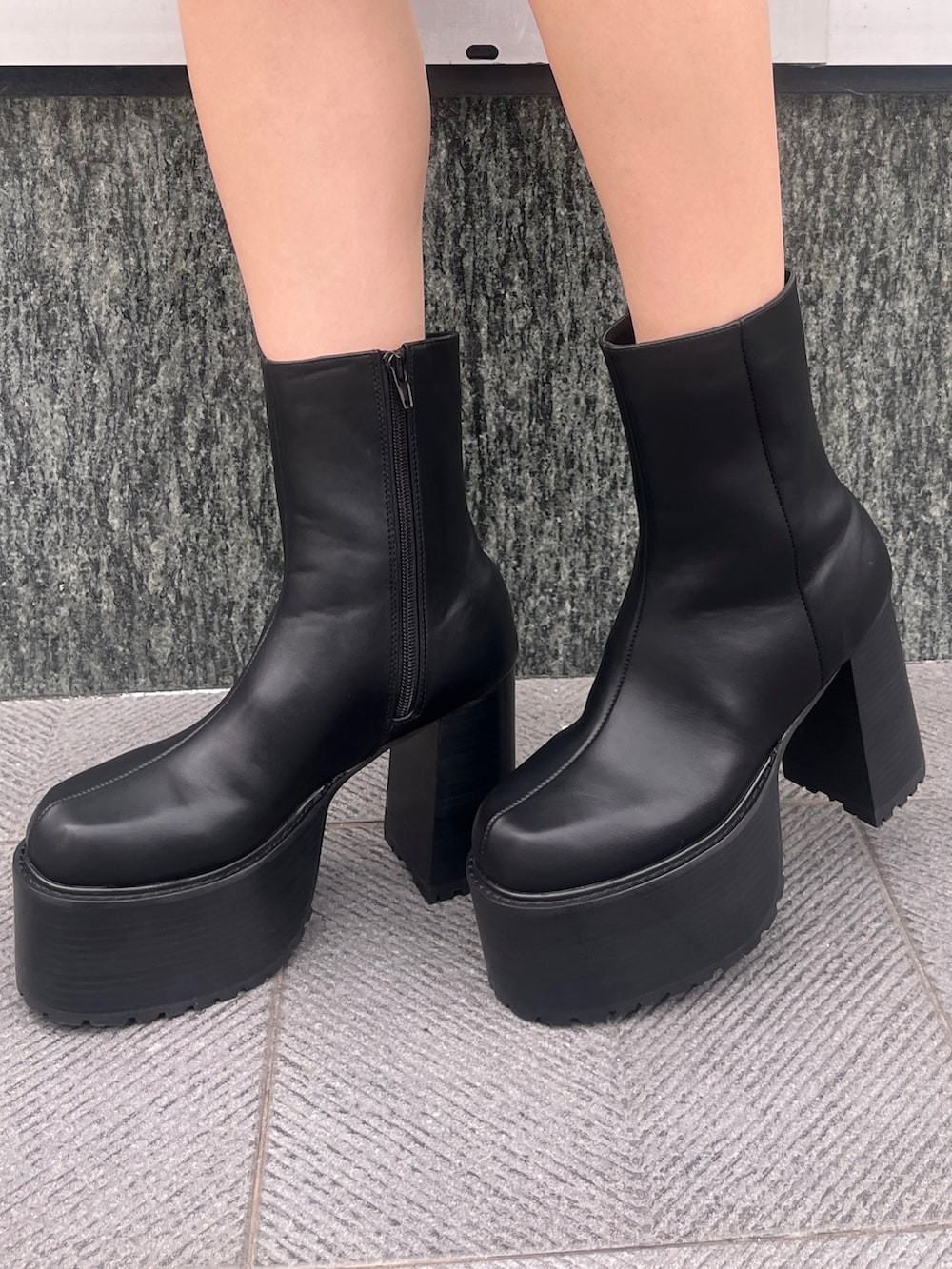 ブラック系のデニムパンツ、ブラウン系のブルゾン、ブラック系のハンドバッグを着用したレディースの秋コーディネートの10枚目の写真