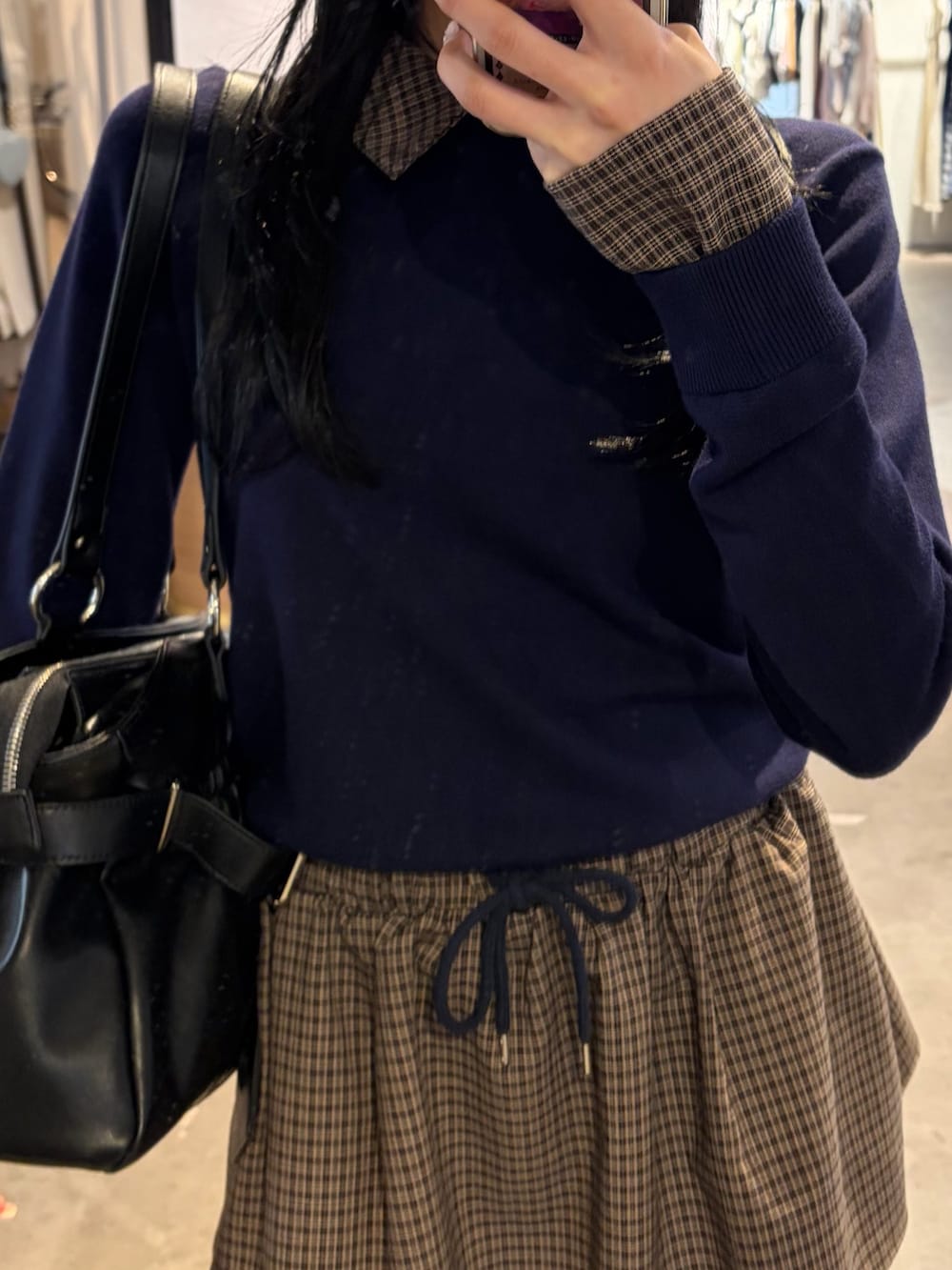 ブルー系のシャツ/ブラウス、ブラック系のブーツ、ブラック系のトートバッグを着用したレディースの冬コーディネートの5枚目の写真