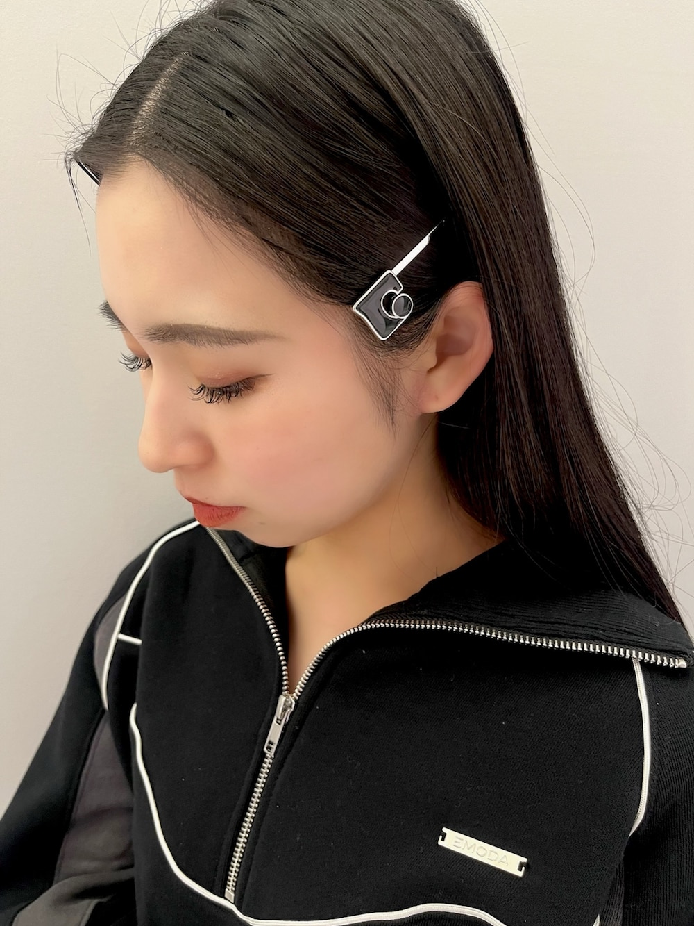 ブラック系のTシャツ/カットソー、グレー系のスカート、ブラック系のブーツを着用したレディースの冬コーディネートの4枚目の写真