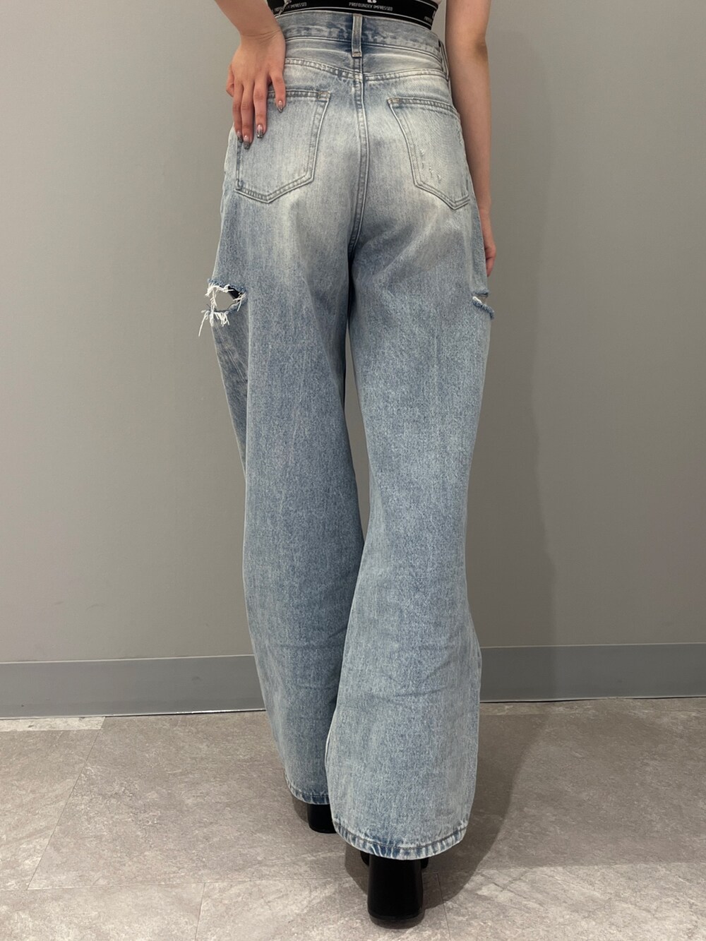 グレー系のシャツ/ブラウス、ブルー系のショルダーバッグ、ブルー系のデニムパンツを着用したレディースの夏コーディネートの7枚目の写真